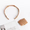 Foldable hair hoop detail showing telescopic design and anti-slip teeth for easy travel. - Khaki