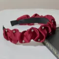 Diadema plisada de satén burdeos con strass para mujer, elegante accesorio de pelo brillante. - Burdeos