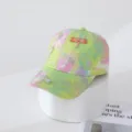 Primo piano sul dettaglio della libellula in strass sul berretto tie dye con trama e lavorazione. - Taglia Adulto (54-59CM Regolabile) / Verde erba