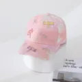 Cappellino da baseball tie-dye rosa decorato con strass scintillanti e delicati ricami di libellule. - Taglia Adulto (54-59CM Regolabile) / Rosa
