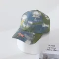 Vista dettagliata del cappellino da baseball tie-dye con ricamo di libellule e strass brillanti. - Taglia Adulto (54-59CM Regolabile) / Aqua