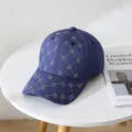 Primer plano de gorra de béisbol azul oscura con brillante diseño de letras de estrass. - Niños circunferencia de la cabeza ajustable 54cm / Azul