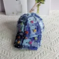 Cappellino da baseball in denim sfilacciato con perle e strass, accessorio di moda chic. - Regolabile / Blu