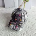 Gorra de béisbol de tweed a cuadros con flores de perlas estrás y flecos deshilachados. - Ajustable / Negro y Blanco