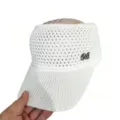 Witte hol geweven lege zonnekneepmuts met strass M-logo, ademende zomerse casual zonneklep voor dames. - Volwassen Stijl (54-59cm) / Wit