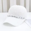 Vista detallada de la gorra de béisbol de punto blanco con perlas y pedrería fina. - Adulto (55-59cm ajustable) / Blanco