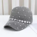 Vista detallada de una gorra de béisbol de punto gris con perlas y brillantes pedrerías. - Adulto (55-59cm ajustable) / Gris