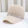 Vista detallada de la gorra de béisbol de punto beige con perlas y brillante banda de estrás. - Adulto (55-59cm ajustable) / Beige