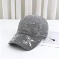 Dettaglio di berretto da baseball in maglia traforata grigia con farfalla di strass. - 54-59 cm regolabile / Grigio