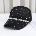 Vista detallada de la gorra negra de punto calado con pedrería brillante y perlas. - Adulto (55-59cm ajustable) / Negro