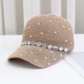 Detailaufnahme der beige gewebten Baseballkappe verziert mit Perlen und großen Strasssteinen. - Erwachsene (55-59cm verstellbar) / Khaki