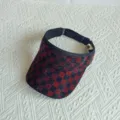 Elegante gorra con visera de sol a cuadros negros y rojos con pedrería para mujer. - Modelo para adulto, ajustable de 54-59 cm / Sombrero Negro (Negro con Strass Rojos)