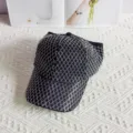 Vista de detalle gorra de beisbol con diamantes de imitacion, sombrero de sol brillante negro. - M (56-58cm) / Sombrero negro con diamantes plateados