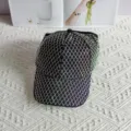 Vista en detalle de una gorra de béisbol negra con patrón de rombos de pedrería. - M (56-58cm) / Sombrero negro con pedrería AB