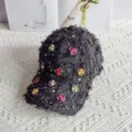 Detalle gorra tweed perlas flores, sombrero mujer con pedrería y flechos hecho a mano. - Ajustable / Negro y Gris
