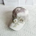 Koreanischer Satin Baseballcap mit Blumen Pailletten Stickerei, stylischer Freizeithut. - Verstellbares Erwachsenenmodell (55–59 cm) / Grauviolett