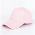 Vue détail de casquette de baseball rose unie, visière courbée classique et œillets aérés. - Adulte (Réglable) / Rose