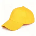 Gros plan détaillé de la casquette de baseball en coton jaune vif, montrant de fines coutures. - Adulte (Réglable) / Jaune