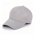 Vue rapprochée d'une casquette de baseball gris uni, montrant des coutures de visière soignées. - Adulte (Réglable) / Gris