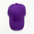 Détail de casquette de baseball en coton violet, design uni rigide avec œillets respirants. - Adulte (Réglable) / Violet