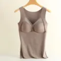 Vista detallada de camiseta térmica con copas integradas y diseño cruzado de malla transparente. - XL / Tops / Marrón