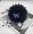 Gros plan sur la pince à cheveux florale noire scintillante avec papillon en cristal. - Papillon Fleur Unique / 13cm / Noir