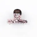 Vue en gros plan détaillée de la jolie pince à cheveux fleurie en strass roses étincelants. - 4cm / Rose