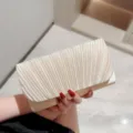 Κομψή σαμπανιζέ πτυχωτή τσάντα clutch για γυναίκες, ιδανική σικ τσάντα βραδινής εξόδου. - Σαμπανί