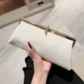Élégante pochette de soirée en velours blanc avec strass étincelants et cadre en métal doré. - Blanc