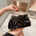 Maύρη σατέν τσάντα βραδινή clutch με μεταλλική λαβή δαχτυλίδι και λουλουδένια διακόσμηση. - Μαύρο