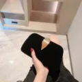 Κομψή μαύρη βελούδινη τσάντα βραδινή clutch με χρυσό κούμπωμα φύλλου για πάρτι. - Στυλ Βελούδου / Μαύρο