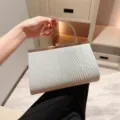 Κομψή ασημένια λαμπερή πτυχωτή τσάντα βραδινή clutch με μεταλλική στρογγυλή λαβή. - Ασημί