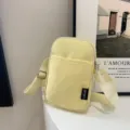 Minimalistische gelbe Nylon Umhaengetasche fuer Handys, schlichte einfarbige Schultertasche. - Gelb