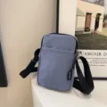 Hellblaue Umhängetasche aus Kord für Handy, lässige Kleine Schultertasche mit schwarzem Gurt. - Blau