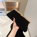 Élégant sac de soirée en velours noir avec fermoir scintillant en strass pour femmes. - Noir