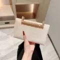 Κομψή γυναικεία βελούδινη βραδινή τσάντα clutch με λαβή από στρας, χρώμα σαμπανιζέ. - Βερικοκί