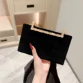 Εκομψή μαύρη βελούδινη τσάντα βραδινή clutch με πολυτελή χρυσή λαβή με στρας για πάρτι γάμου. - Μαύρο