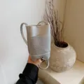 Kleine silberne metallic Umhängetasche für Handys, minimalistische vertikale Minitasche Damen. - Silber