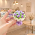 Portachiavi bouquet di rose all'uncinetto fatto a mano grazioso ciondolo zaino in lana lavorata - Bouquet di Rose (Viola)