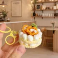 Portachiavi torta all'uncinetto fatto a mano, simpatico ciondolo borsa in lana lavorata a maglia. - Torta all Uncinetto (Giallo)