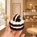Portachiavi biscotto sandwich a uncinetto fatto a mano ciondolo borsa lavorato a maglia - Torta all Uncinetto (Nero)