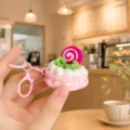 Portachiavi torta all uncinetto fatto a mano ciondolo borsa lavorato a maglia regalo rosa - Torta all Uncinetto (Rosa)