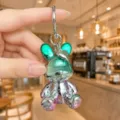 Primo piano dettagliato del portachiavi a forma di coniglio seduto sfumato galvanizzato. - Coniglio Sfumato Galvanico / Verde e Rosa