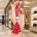Primo piano dettagliato del portachiavi natalizio in strass scintillanti per borse. - Albero di Natale con Strass (Rosso)