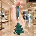 Primo piano dettagliato del ciondolo portachiavi ad albero di Natale in strass lucenti. - Albero di Natale con Strass (Verde Scuro)