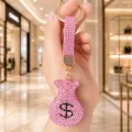 Vue détaillée d'un porte-clés bourse de strass étincelant, charmant pendentif de sac à main chic. - Rose