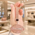 Porte-clés ballon de football en strass étincelant, charm de sac élégant et accessoire de sport chic. - Rugby en Strass (Rhinestone Rugby) / Champagne