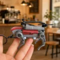 Portachiavi cane robot meccanico creativo con design a elica di drone, stupendo ciondolo per borsa. - Cane Meccanico Volante / Rosso