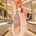 Eleganter Perlen Kürbis Schlüsselanhänger mit Strass Steinen, luxuriöser Taschenanhänger. - Champagner