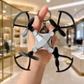 Vista dettagliata del portachiavi mini drone creativo, ciondolo aereo pieghevole e charm per borsa. - Mini Drone Pieghevole / Argento